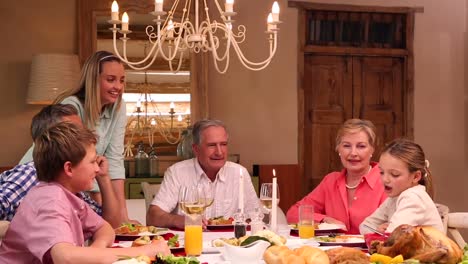 familia de tres generaciones teniendo la cena de navidad juntos