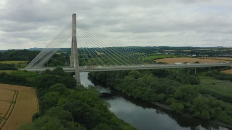 Die-Mary-McLeese-Boyne-Valley-Bridge-Ist-Eine-Schrägseilbrücke-In-Der-Grafschaft-Meath-Und-Co-Louth,-Irland