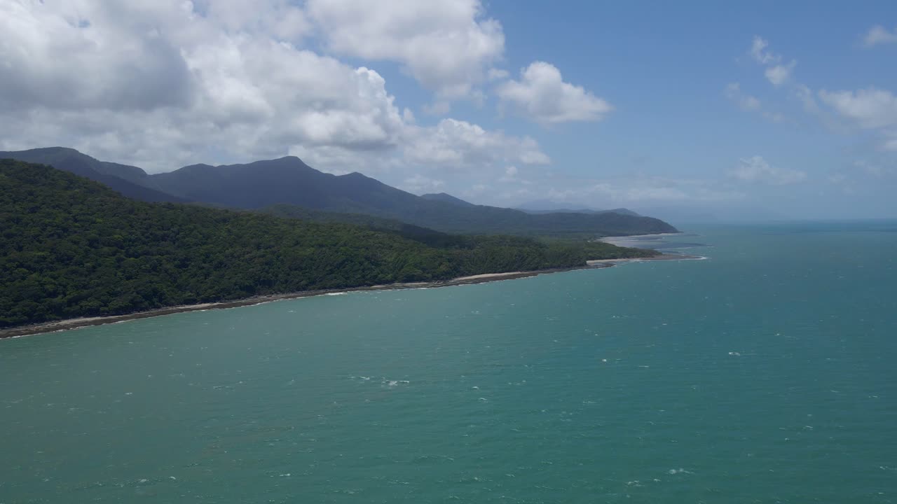 vista aérea del mar azul en calma con el parque nacional daintree en cape tribulation, australia