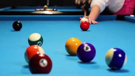 Eine-Partie-Poolbillard-Spielen-Und-Bälle-Mit-Dem-Spielball-Schlagen