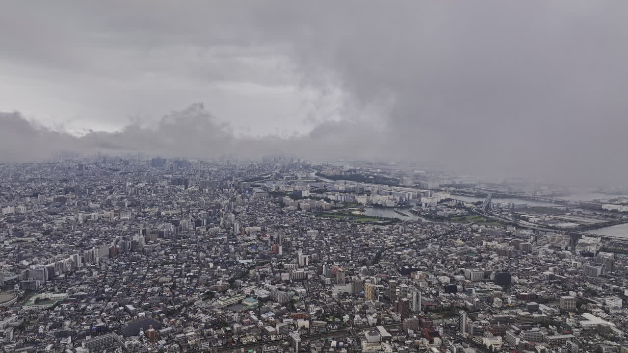 도쿄 일본 항공 v220 고도 비행장 니시코지야 (nishikojia) 가 구름이 많은 날 오타 시의 인구 밀집 도시 풍경을 포착합니다. - mavic 3 pro cine - 2023 년 10 월
