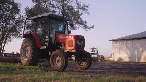 tractor rojo estacionado en el rancho