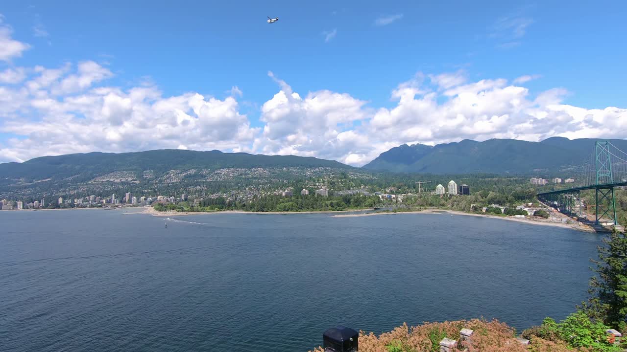 vista panorámica del puente lions gate desde stanley park en vancouver, bc canada