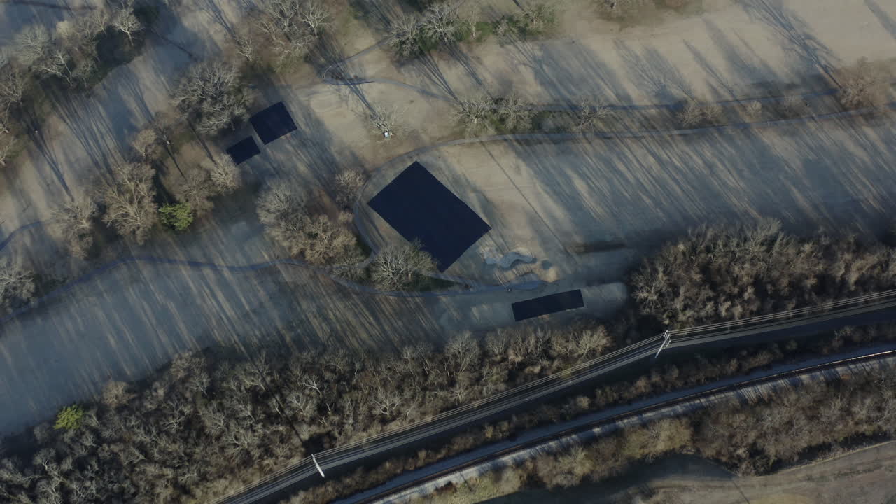 vista aérea panorámica en un campo de golf urbano vacío en invierno fuera de temporada, 4k