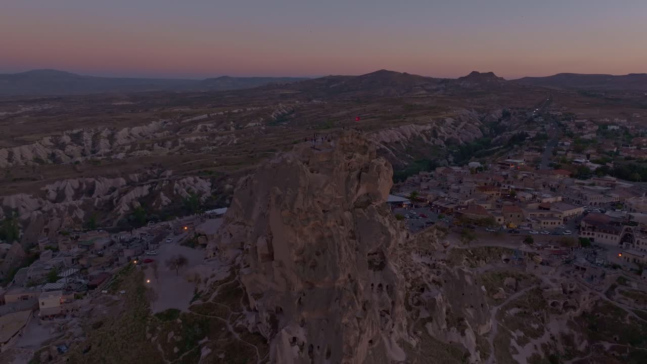 I tramonti della Cappadocia sono indimenticabili al Castello di Uchisar a Nevsehir, Turchia