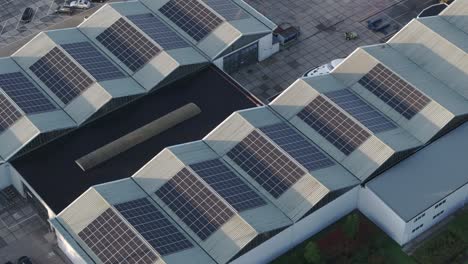 Vista-Aérea-Del-Edificio-Con-Estaciones-De-Paneles-Solares-En-El-Techo,-Países-Bajos