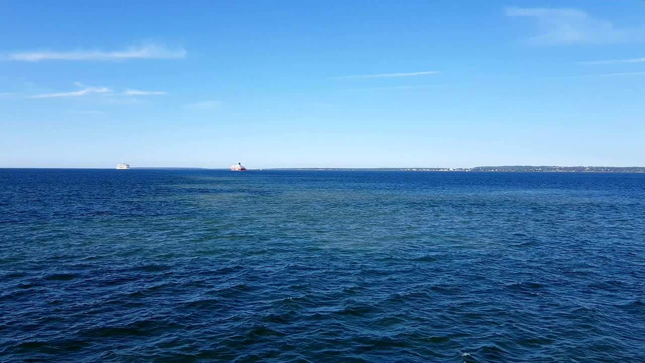 바다와 하늘의 구름의 풍경. 바다 위의 은 날씨에 구름과 함께 파란 하늘.