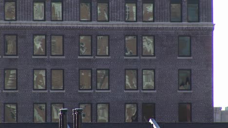 La-Cámara-Se-Acerca-A-Un-Edificio-Gris-Anodino-Con-Ventanas-Arqueadas-Y-Luego-Un-Edificio-De-La-Vieja-Escuela