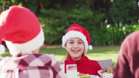 Porträt-Einer-Glücklichen-Kaukasischen-Familie-Beim-Abendessen-Im-Garten