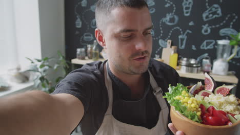 chef mostrando un plato saludable de ensalada