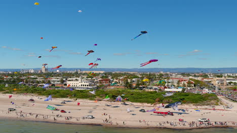 festival de cometas en la playa