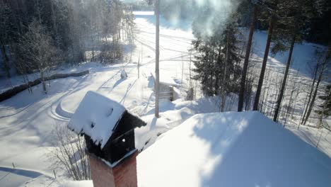 Fliegen-Sie-über-Die-Ruhige-Schönheit-Einer-Verschneiten-Landschaft-Im-Norden-Schwedens