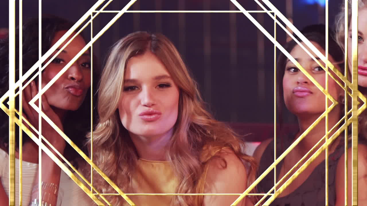 animación de patrón dorado sobre un grupo feliz de amigos divirtiéndose en una fiesta