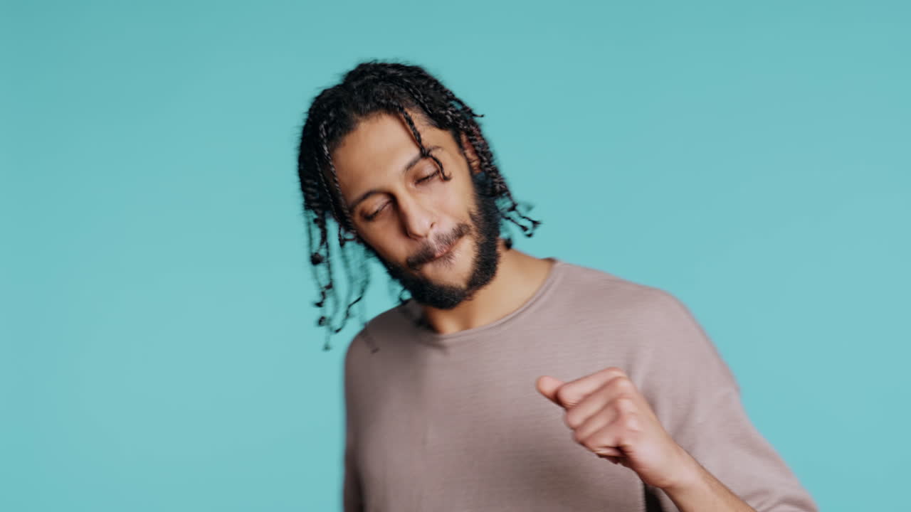 bailarín feliz divirtiéndose, bailando al ritmo, fondo de estudio