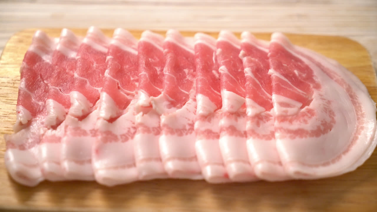 신선한 생 삼겹살 슬라이스