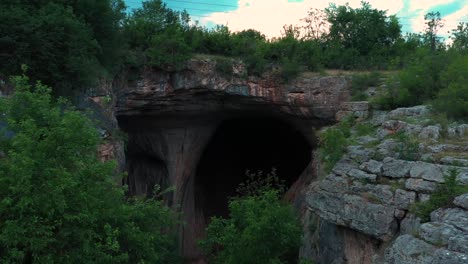 vista aérea hacia la entrada de una enorme cueva en bulgaria