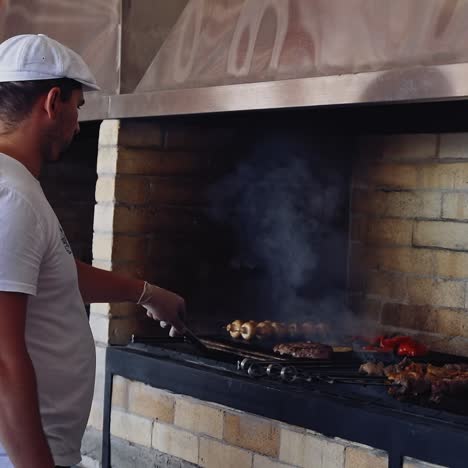 cocinero preparando comida