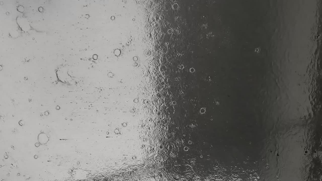 reflexiones de los días de lluvia en el vidrio