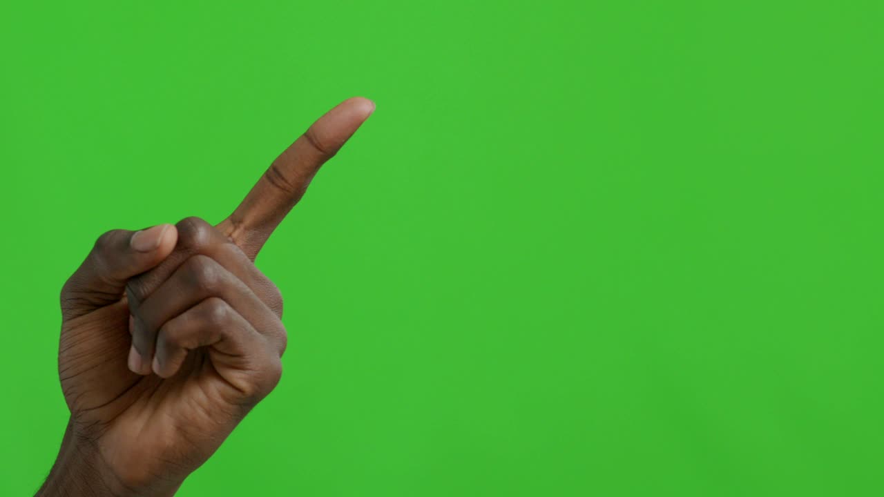 hombre afroamericano sacudiendo el dedo índice a un lado