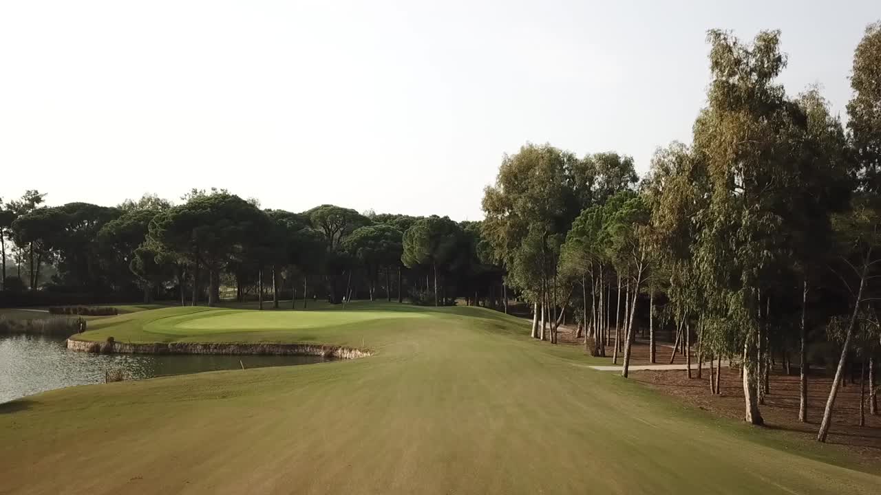 Volo intorno a un campo da golf che rivela colori splendidi e vivaci