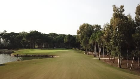 Sie-Fliegen-Um-Das-Golfplatz-Herum-Und-Zeigen-Wunderschöne-Und-Lebendige-Farben