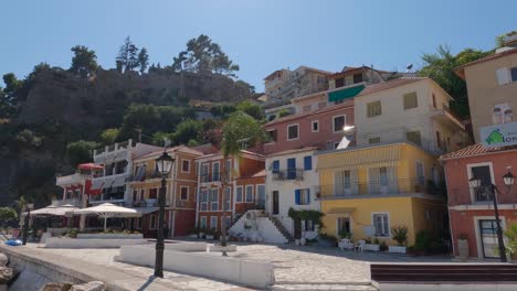 Casas-Y-Cafés-Junto-A-La-Playa,-Parga,-Grecia