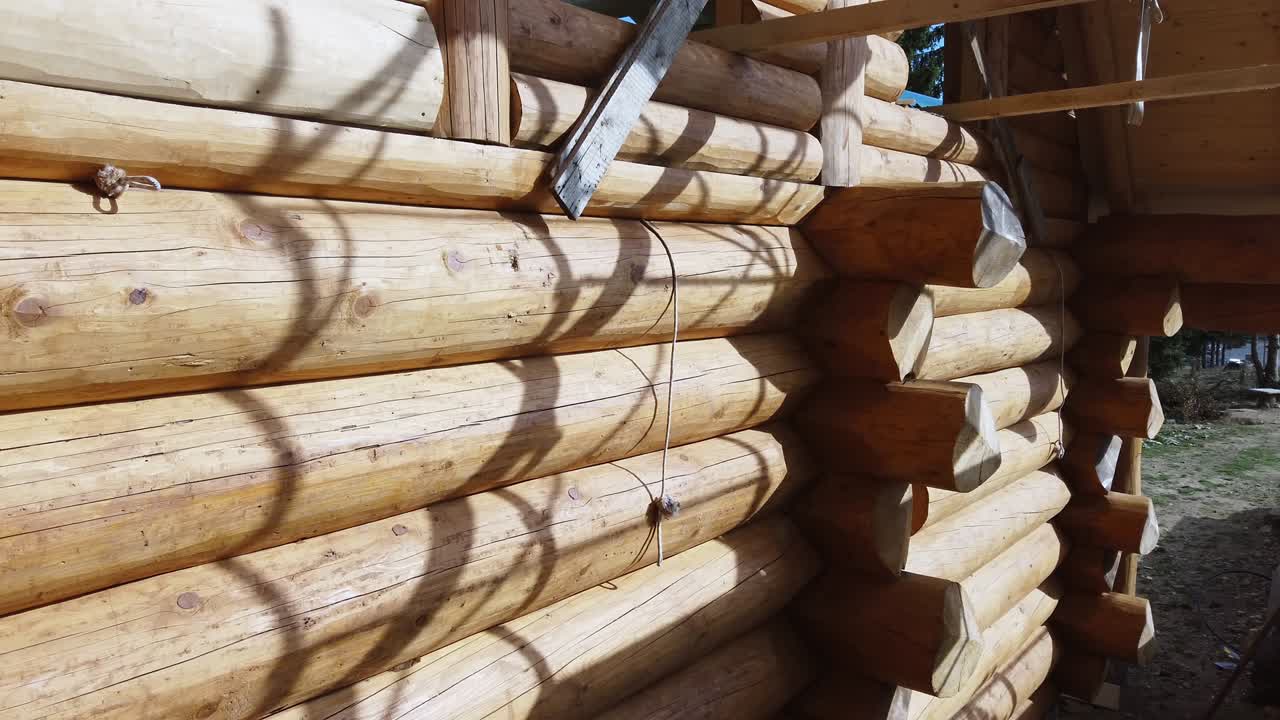 parte exterior de la pared con troncos sobresalientes de una casa de campo de madera