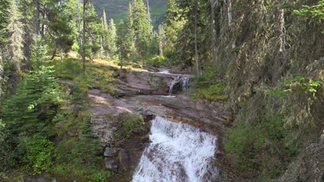 Cascada-De-Virginia-Creek-Corriendo-Hacia-Virginia-Creek-En-El-Parque-Nacional-Glacier,-Inclinada-Hacia-Abajo