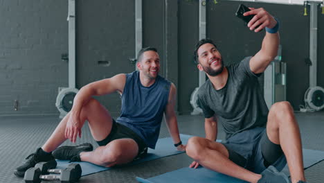 amigos selfie, fitness y hombres en el gimnasio tomando