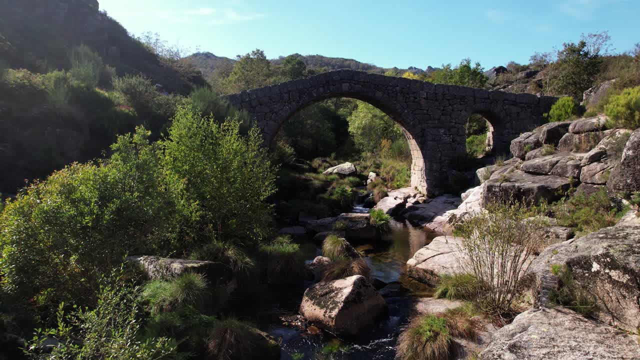 volando sobre el antiguo puente de piedra sobre el hermoso río