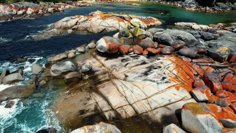 Bay-Of-Fires-Drohne-Umkreist-Orangefarbene-Felsbrocken-In-Tasmanien