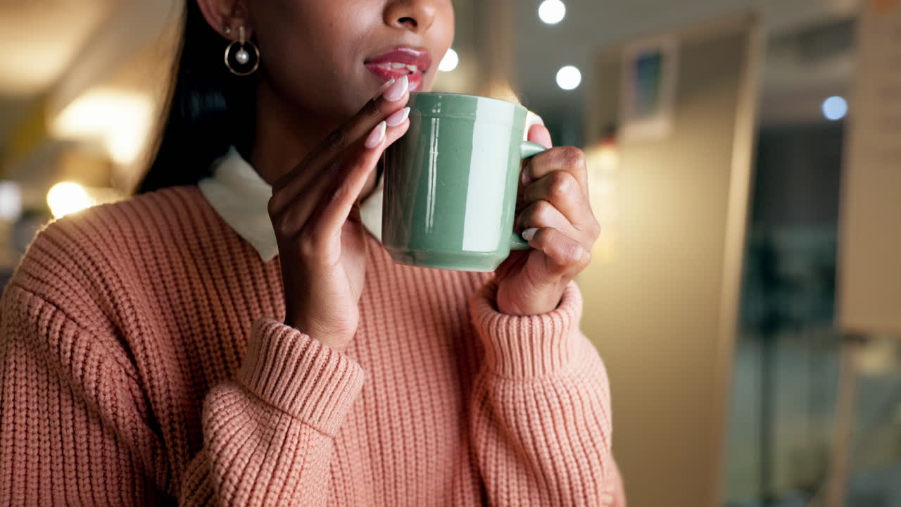 커피 향기, 여성의 손