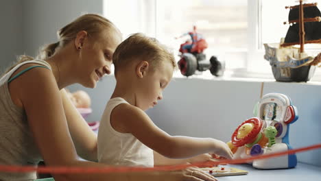 Madre-E-Hijo-Jugando-Un-Juego-De-Aprendizaje