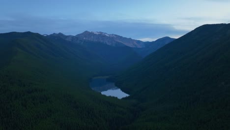 Lago-Stanton-Rodeado-Por-Un-Denso-Bosque-Montañoso-En-El-Desierto-Del-Gran-Oso-En-Montana,-Estados-Unidos