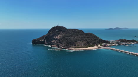 fotografía panorámica tomada por un avión no tripulado alrededor de la isla de el creston, en el soleado mazatlan, méxico