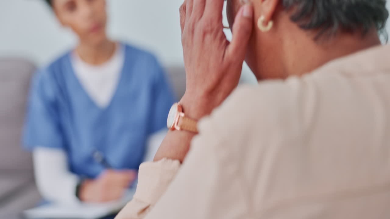 врач, пожилой пациент и консультация