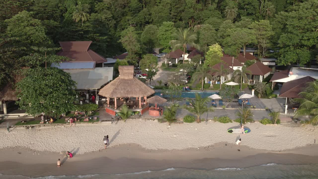 drone de isla tropical, vista de pájaro de un pequeño resort con piscina con palmeras tropicales con playa de arena blanca y pequeño bar de playa, restaurante, bungalows en koh chang tailandia