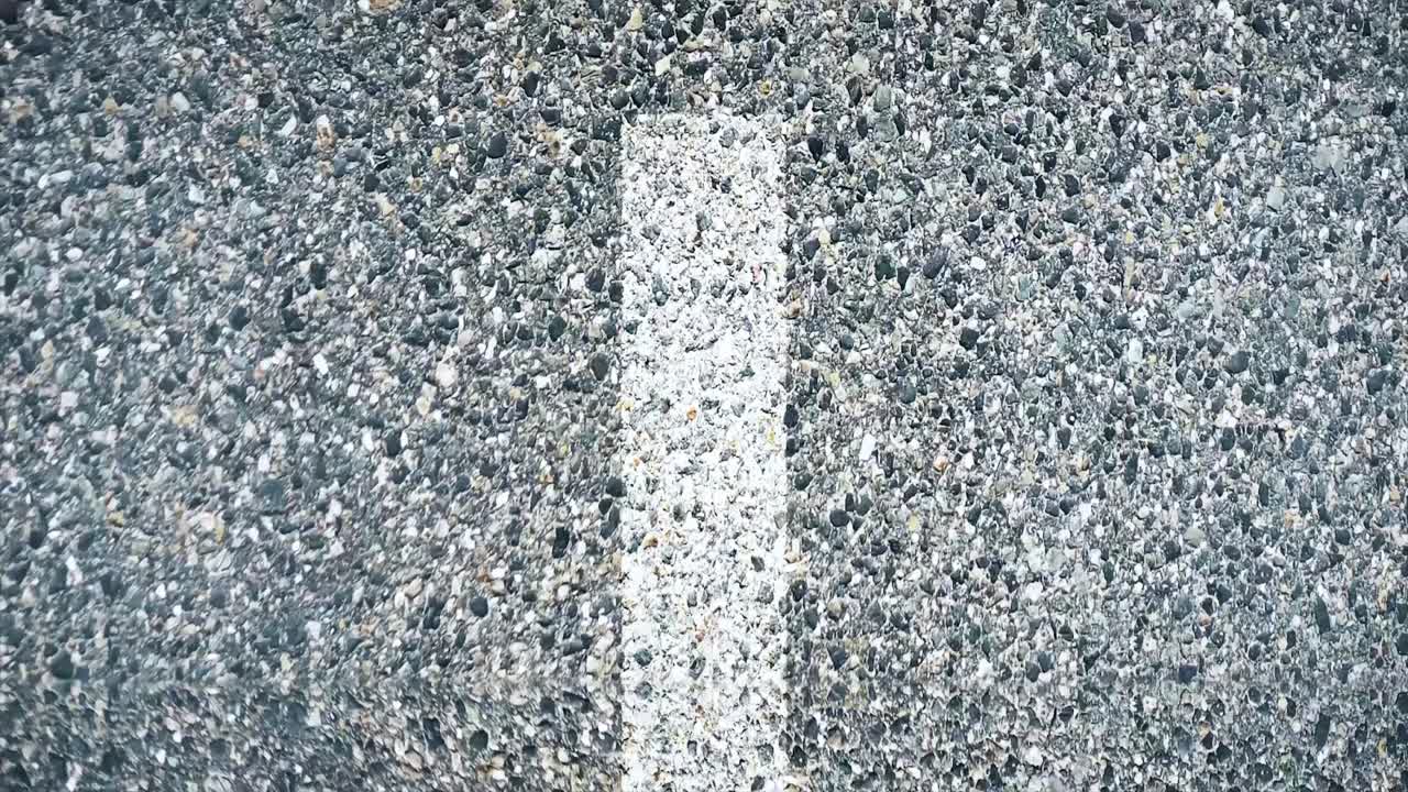 색 선이 있는 회색 아스팔트 도로의 근처