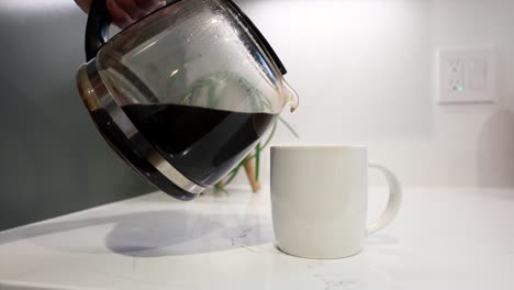 Taza-De-Llenado-De-Cafetera-Con-Café