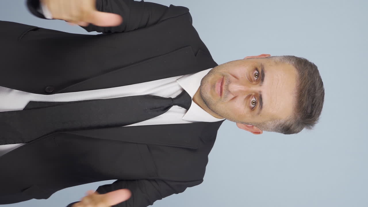 vídeo vertical de un hombre de negocios fuerte y exitoso.