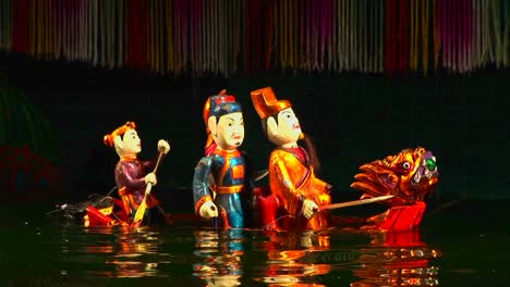 un espectáculo tradicional de marionetas de agua en vietnam