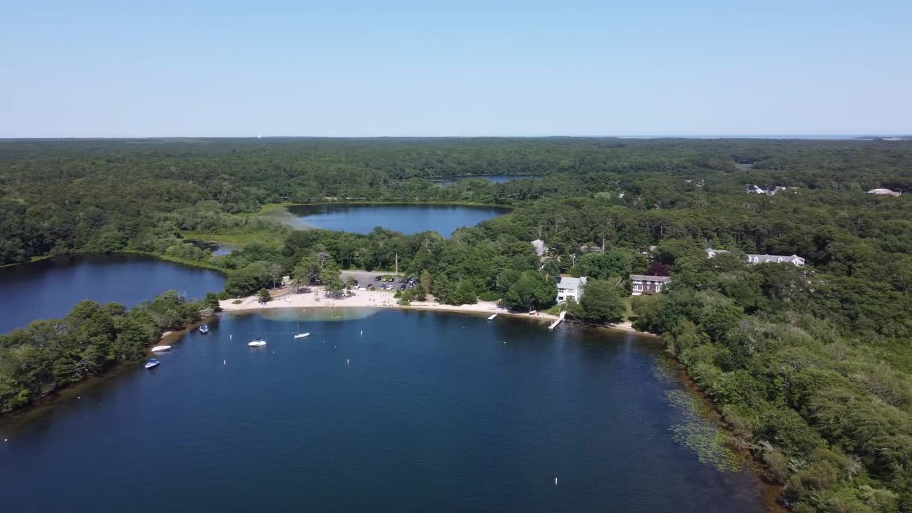 매사추세츠의 연못 위를 날다