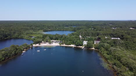 volando sobre un estanque en massachusetts