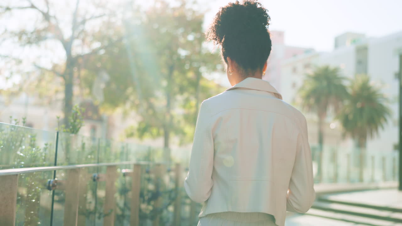 도시에서 5g 태블릿과 함께 거리를  ⁇ 고 있는 여성