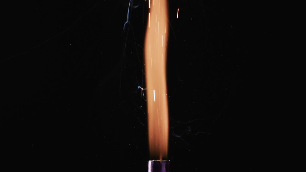 노란색 불꽃과 불꽃과 검은색 배경에 복사 공간을 가진  ⁇ 불의 비디오