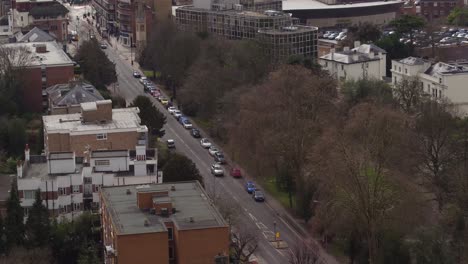 vista aérea rastreando un suv 4x4 irreconocible en las calles de londres, disparo aéreo descendente