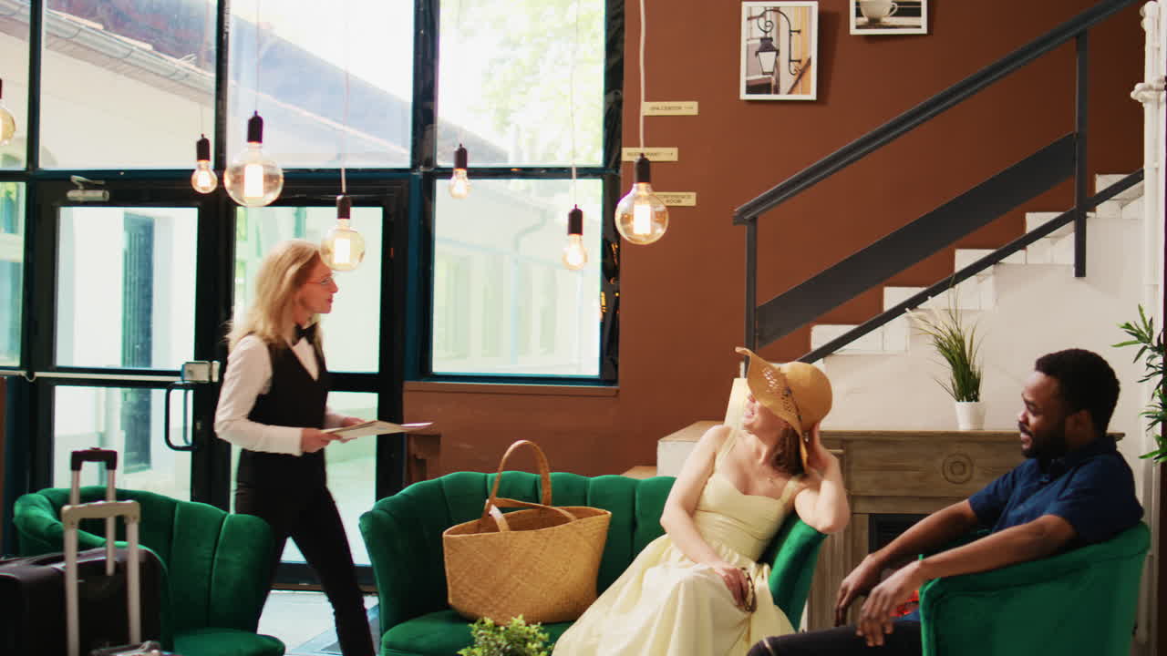 호텔 직원 들 이 관광객 들 을 환영 하고 있다