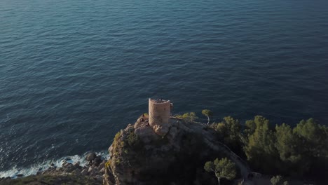 Toma-Aérea-En-órbita-De-4k-De-La-Torre-De-Piedra-Torre-Del-Verger-En-Mallorca,-España---Punto-De-Acceso-Turístico-Español-En-Europa---Serra-De-Tramuntana-Mallorca