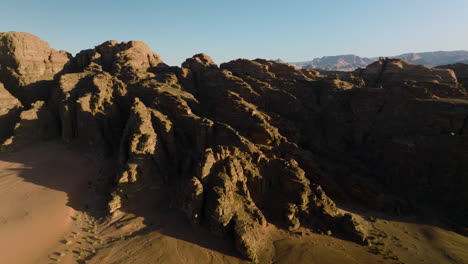 约旦的瓦迪鲁姆沙漠 (wadi rum desert) 中的岩石山脉