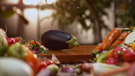 verduras frescas y berenjena en tablero de madera